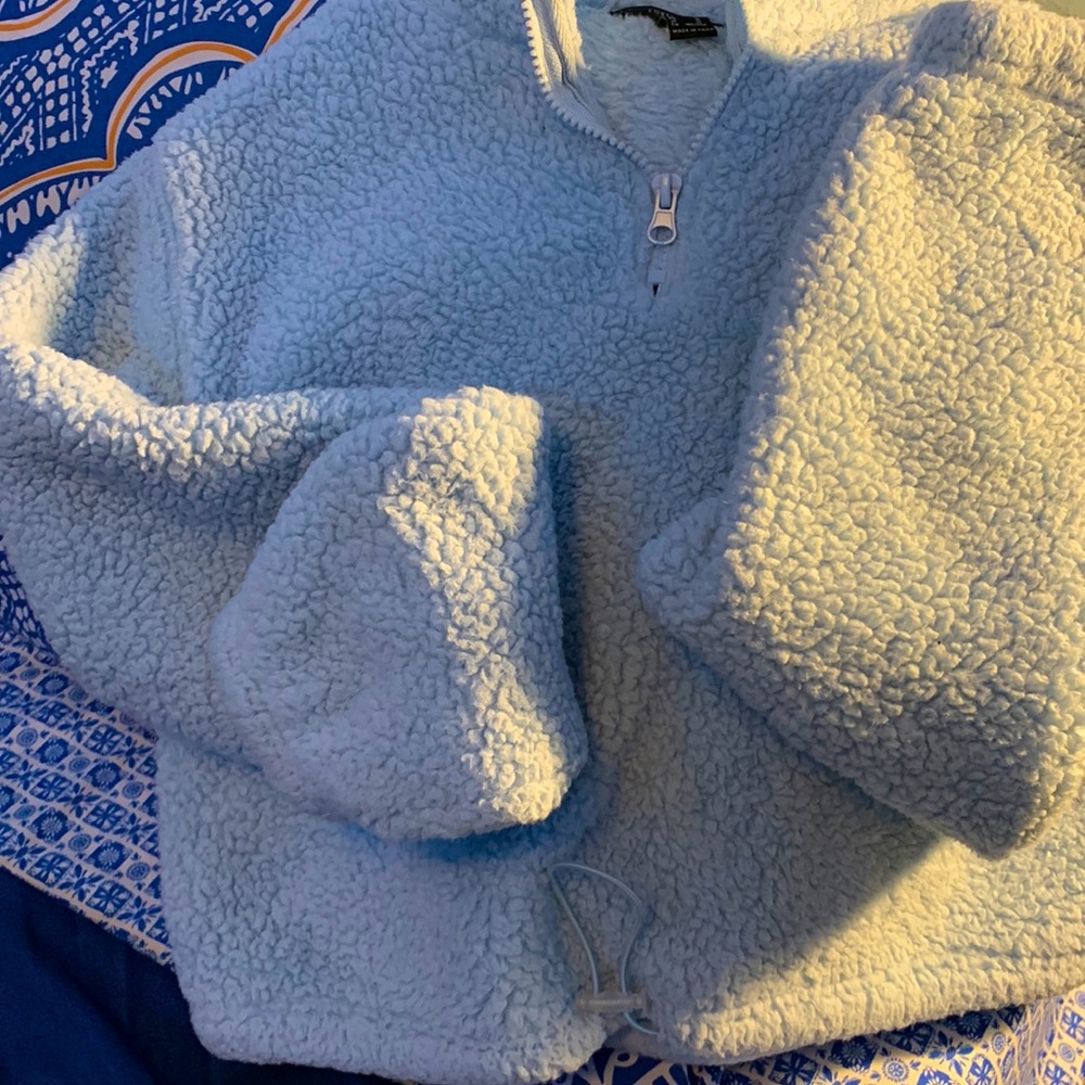 Cropped fluffy pull over w/ zip